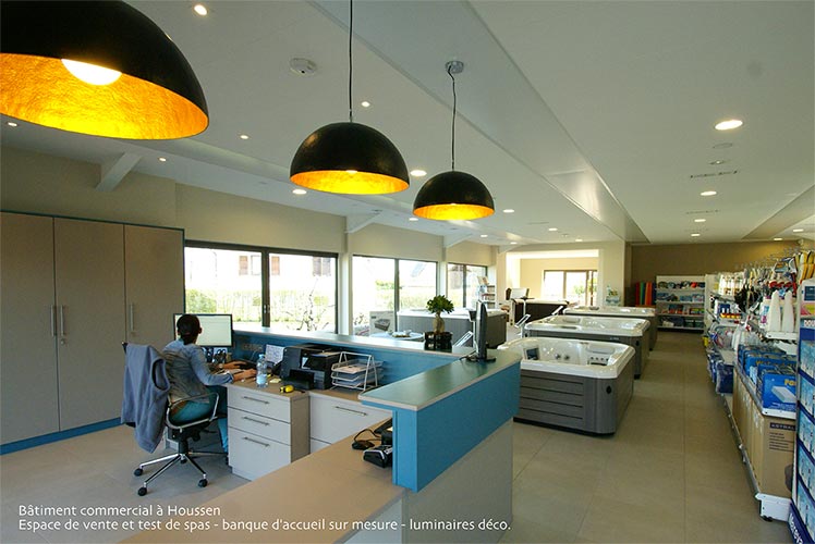 Image 4 : Espace de vente et test. Banque d'accueil sur mesure.