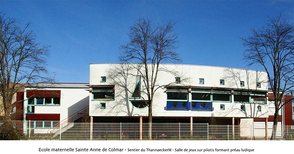 Image 61 : École maternelle Sainte Anne de Colmar, salle de jeux sur pilotis formant un préeau ludique